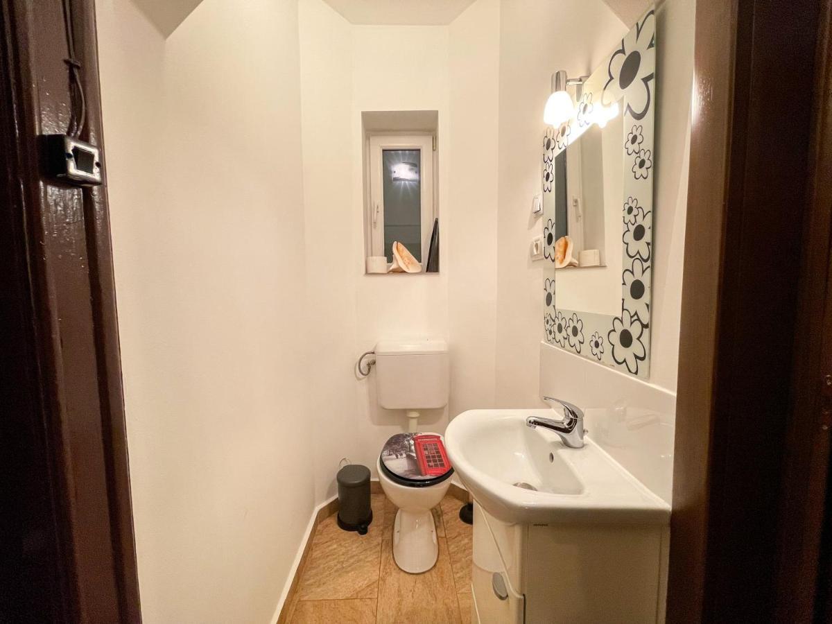 Central Apartment W/ Fire Place - Ground Floor บูคาเรสต์ ภายนอก รูปภาพ